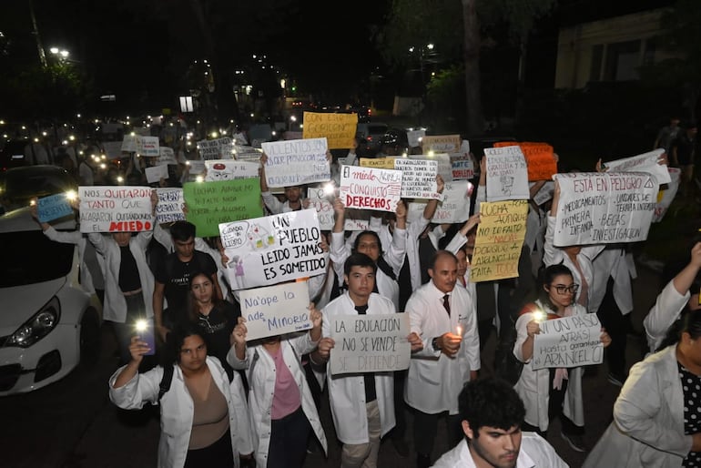 Estudiantes de Medicina se dirigen al rectorado, marchando sobre Mariscal López.