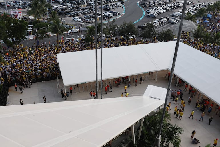 El ingreso al Hard Rock Stadium para la final de la Copa América 2024 fue desbordado por hinchas colombianos y argentinos, obligando al retraso del inicio del partido entre Argentina y Colombia. 