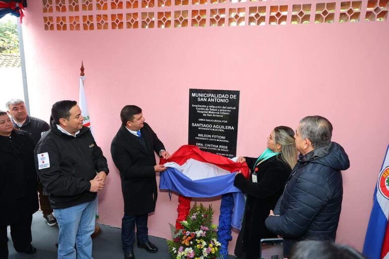 Descubrimiento de placa en la nueva construcción del futuro hospital. El director regional, doctor, Lytton Sanead, prometió celeridad para equipar.