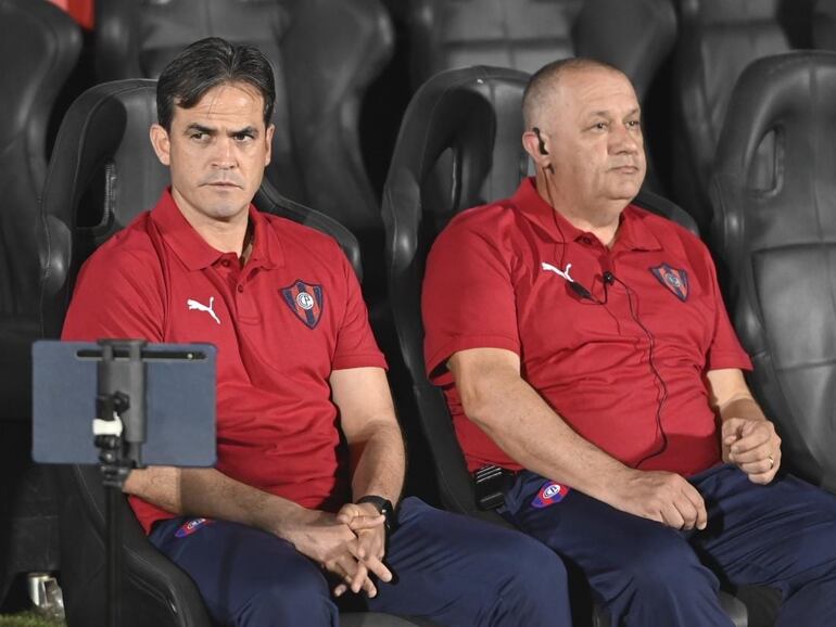 El paraguayo Diego Gavilán (i), entrenador de Cerro Porteño, durante el partido contra Resistencia por la cuarta fecha del torneo Clausura 2023 del fútbol paraguayo en el estadio Defensores del Chaco, en Asunción.