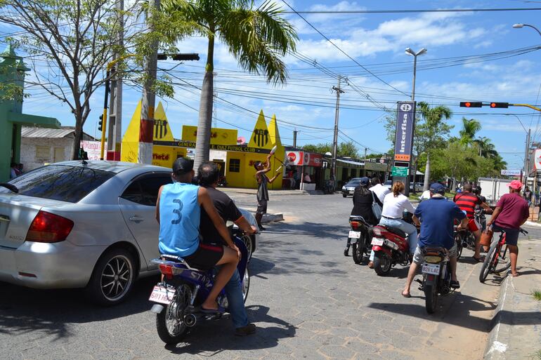 Motociclistas sin casco, una constante en Pilar.