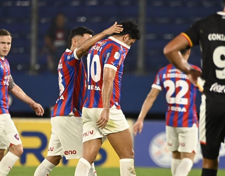 Cecilio Domínguez, jugador de Cerro Porteño, lamenta una lesión en el partido frente a General Caballero de Juan León Mallorquín por la fecha 15 del torneo Clausura 2024 del fútbol paraguayo en el estadio La Nueva Olla, en Asunción.