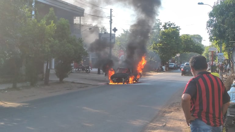 automóvil con fuego saliendo de todas partes en la calle