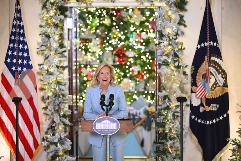 El tema de las decoraciones navideñas de la Casa Blanca de 2023 es la Magia , Maravilla y Alegría de las Fiestas. 