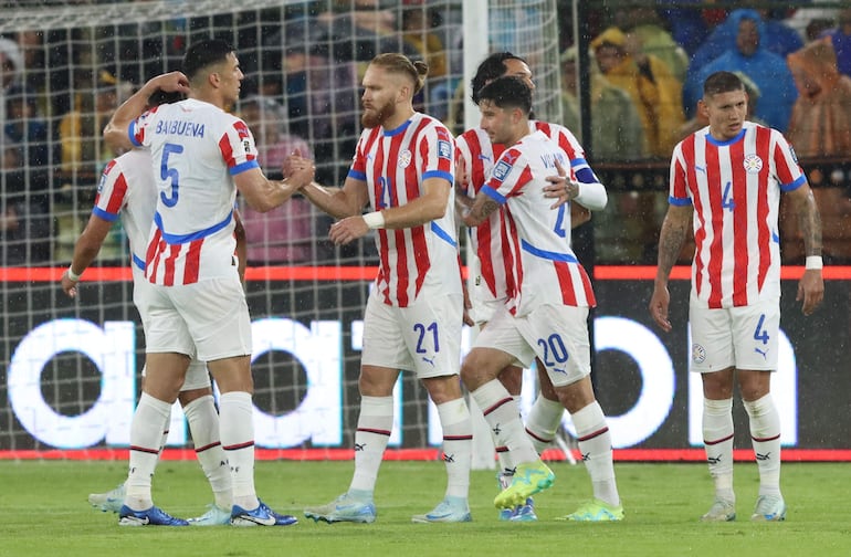 Los jugadores de la selección de Paraguay reaccionan al final del partido frente a Ecuador por las Eliminatorias Sudamericanas al Mundial 2026 en el estadio Rodrigo Paz Delgado, en Quito, Ecuador.