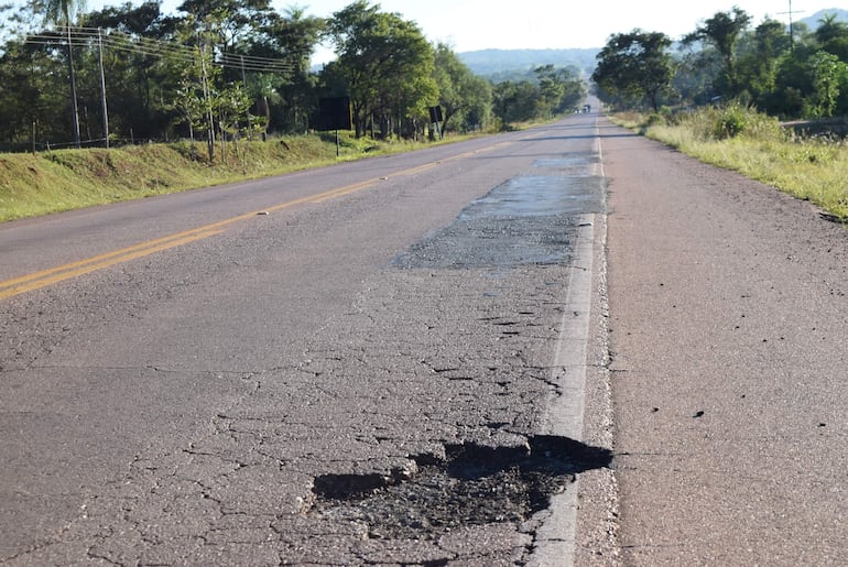  Desde el distrito de Yaguarón hasta Quiindy se observan enormes y peligrosos baches en la ruta PY01.