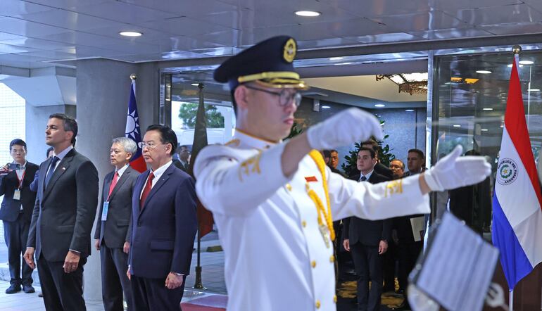 El Presidente de la República de Paraguay, Santiago Peña y la comitiva fueron recibidos por Canciller taiwanés Joseph Wu en Taipéi, Taiwán.