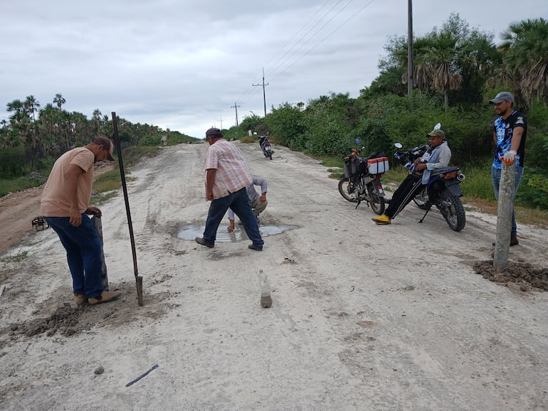 El personal coloca señal de desvío. Deben desmantelar por completo la vieja estructura del puente.