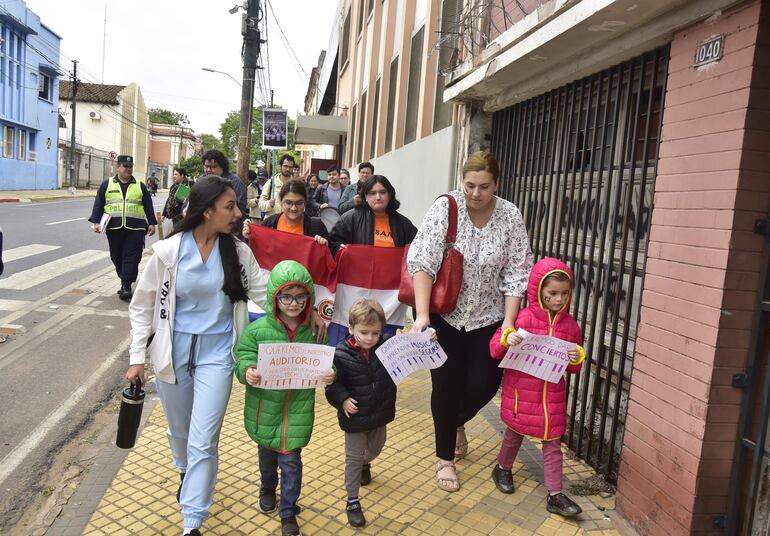 Estudiantes y docentes del Conamu salieron desde un local sobre la avenida Mariscal López hasta el MEC en la protesta por el salón auditorio Emilio Biggi.