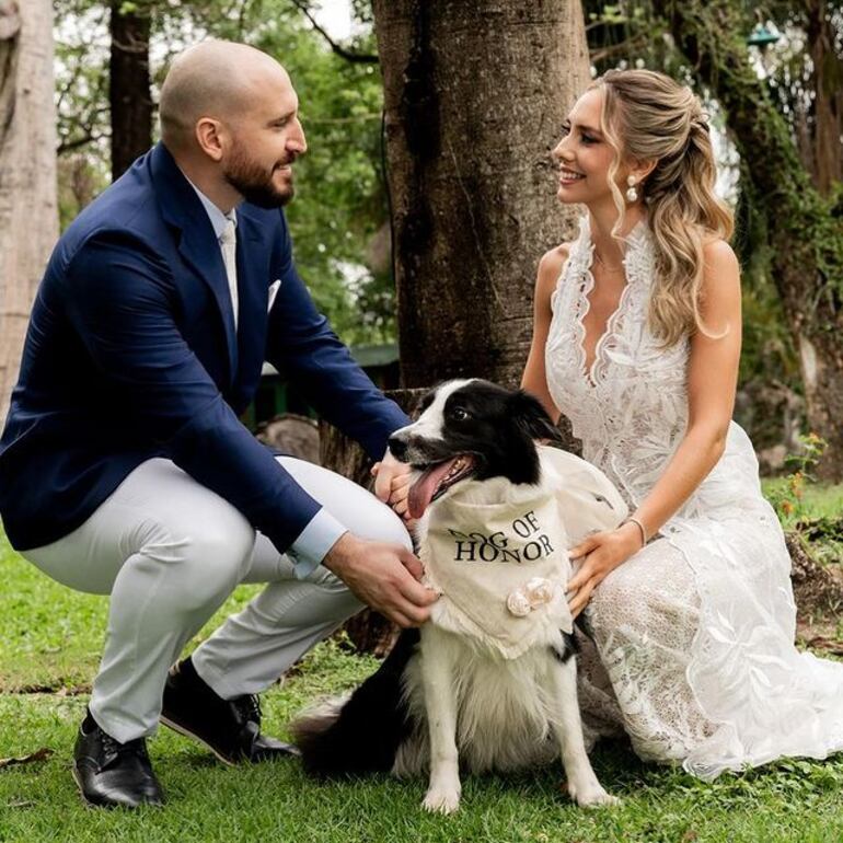 Gaby Cogorno y Matías Brizuela posando felices junto a Ámber, el día de su boda. (Instagram/Gaby Cogorno)