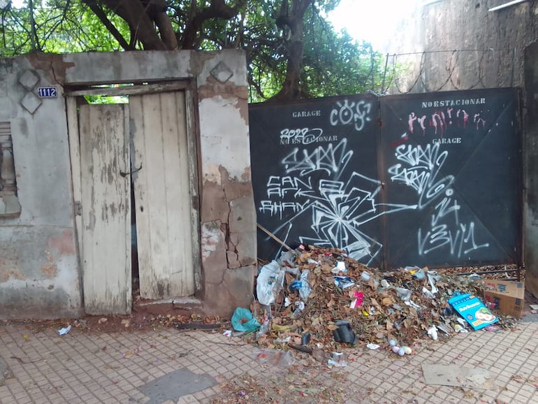 Muro con peligro de derrumbe y basural en el Centro de Asunción.