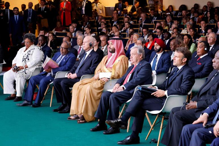 Mandatarios y jefes de Gobierno de varios países participan de la Cumbre de París para un nuevo pacto financiero mundial. (AFP)