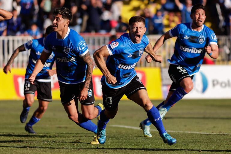 El paraguayo Cris Martínez (c), futbolista de Huachipato, celebra un tanto en el partido frente a Audax Italiano por la Primera División de Chile en el estadio Huachipato-CAP Acero, en Talcahuano, Chile.