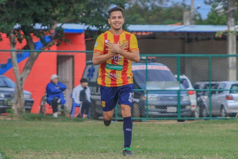 Celebración de Alexis Rubén Núñez Salinas, autor de un doblete en el triunfo de Sport Colombia sobre Atlético Juventud. (Foto: APF)