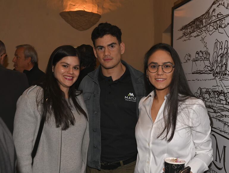 Silvia Santacruz, Siomar Yubi y Julieta Yubi.