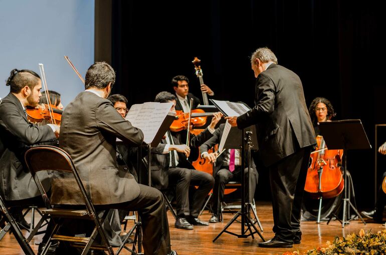 Gabriel Graziani dirigiendo a la Orquesta de Cámara Juvenil del CCPA.