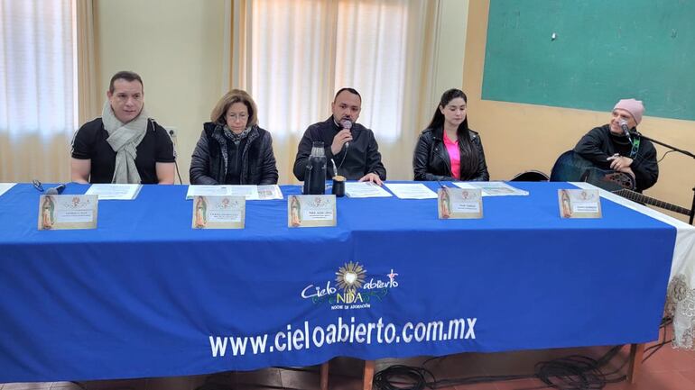 El P. Aldo López ofre4ce detalles de lo que será en megaconcierto, acompañado de los músicos católicos de “Cielo Abierto”, esta mañana, en el Salón de Laicos del Obispado de Encarnación.