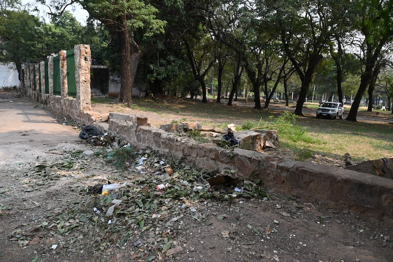 Muralla derrumbada en el Parque Bernardino Caballero no fue reconstruida hasta ahora por la Municipalidad de Asunción.