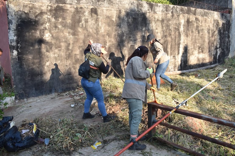 Funcionarios de las Municipalidades de Asunción y Lambaré realizaron una minga conjunta entre Vista Alegre y Santo Domingo.