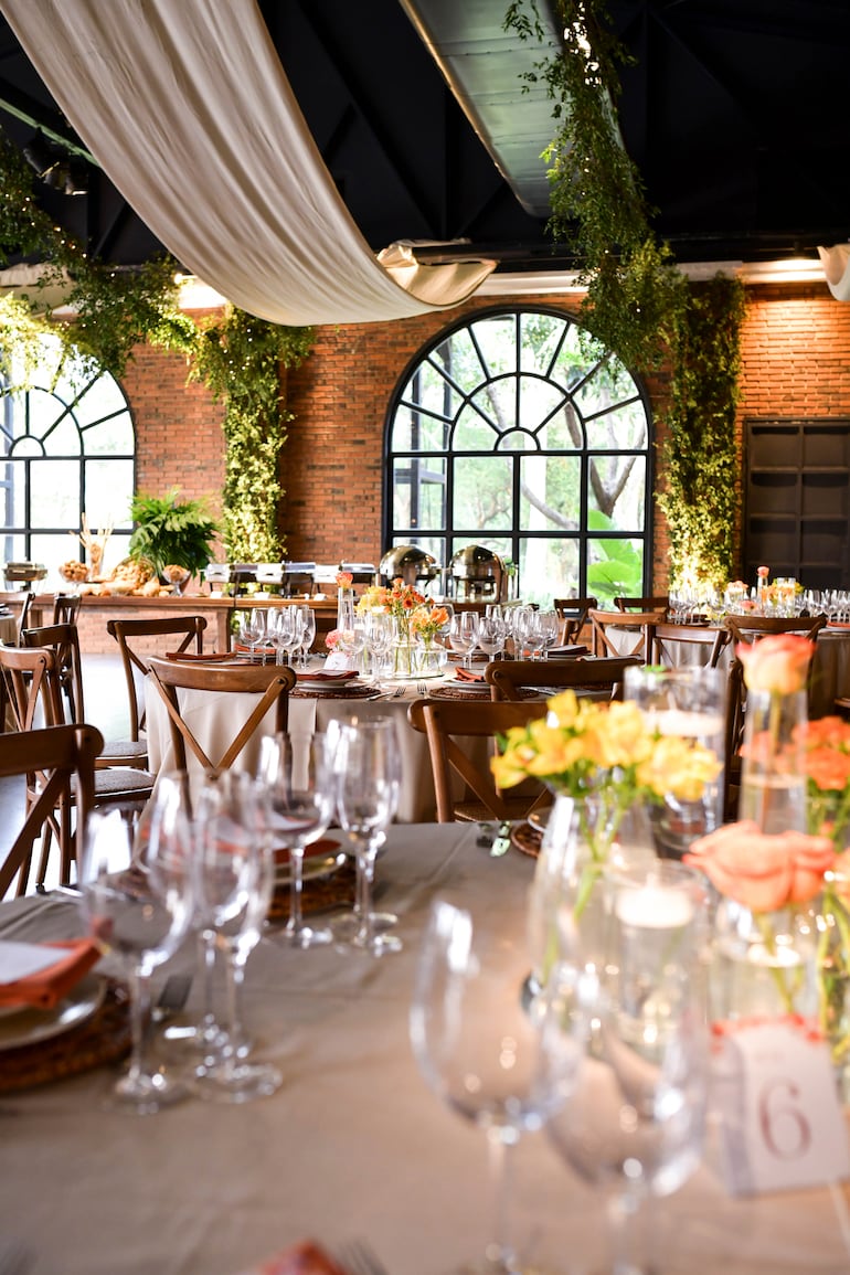 La fiesta de bodas fue en Castillo Remanso y estuvo ambientada por Karen Dalles, con mucho color naranja, cerámica, y flores naturales.