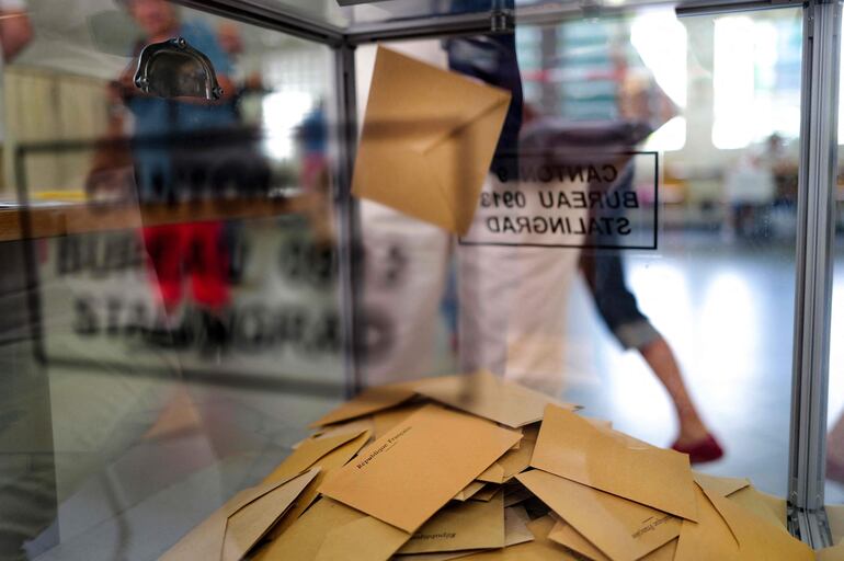 Una persona deposita su voto en la elección del Parlamento Europeo, el domingo en un centro de votación en Niza, Francia.