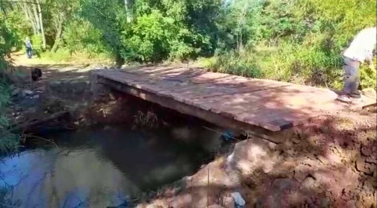 Precario puente de madera que supuestamente construyó la Municipalidad de Independencia por G. 53.180.000 sobre el arroyo Takuára en la compañía Virgen Serrana. 