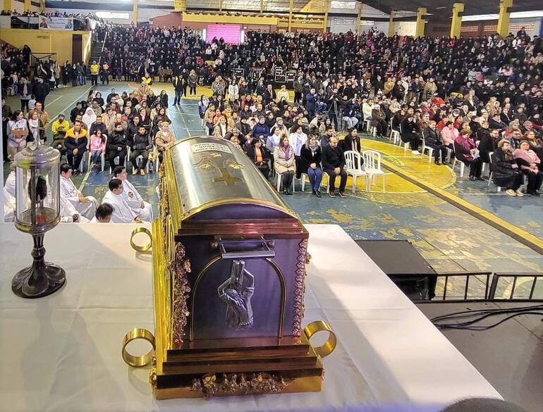 Reliquias del santo Roque González de Santa Cruz y de Chiquitunga fueron exhibidos durante la misa clausura, para ser venerados por sus devotos.