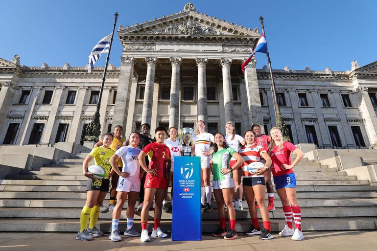 Ingrid Alfonso, con la casaca albirroja, posando con las capitanas de las otras selecciones.