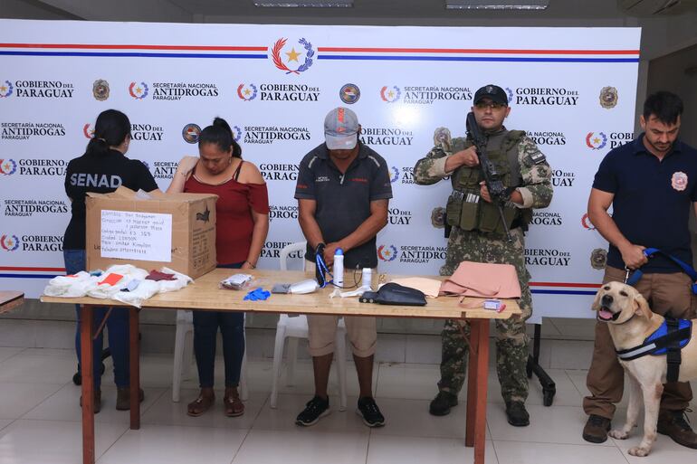 La boliviana Ericka Pedraza Mashua y el paraguayo Virginio González Vera fueron detenidos tras intentar enviar una encomienda con ropas y cocaína en gel.