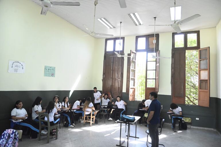 Varios ventiladores de las aulas del Colegio Nacional Asunción Escalada no funcionan. 