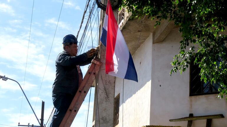 Ya iniciaron la colocación de banderines en varios distritos del Alto Paraná. Aquí un trabajador realiza esa tarea en Presidente Franco. 