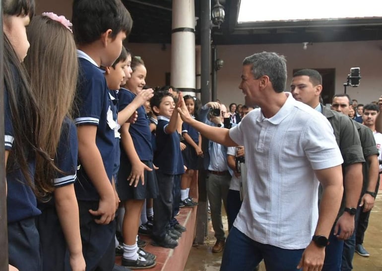 El Presidente de la Republica Santiago Peña, estuvo en el inicio de clases 2024 en la capital de Misiones.