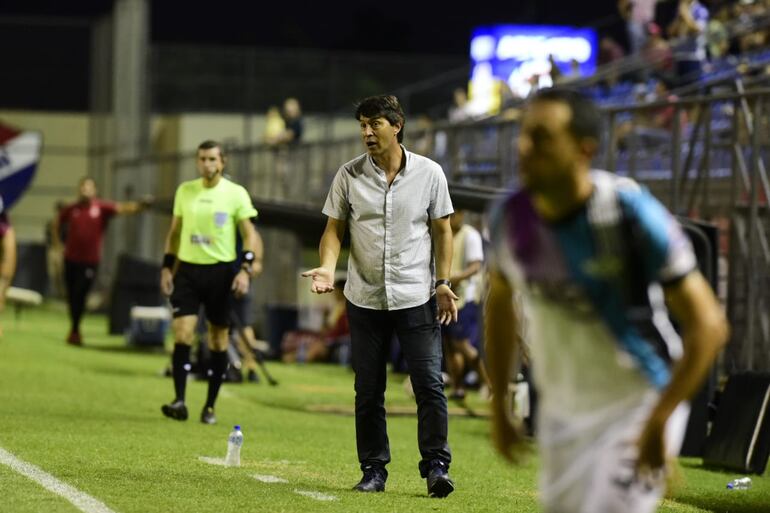 El entrenador Daniel Garnero (camisa) en el último partido con Libertad antes de asumir en la selección paraguaya.