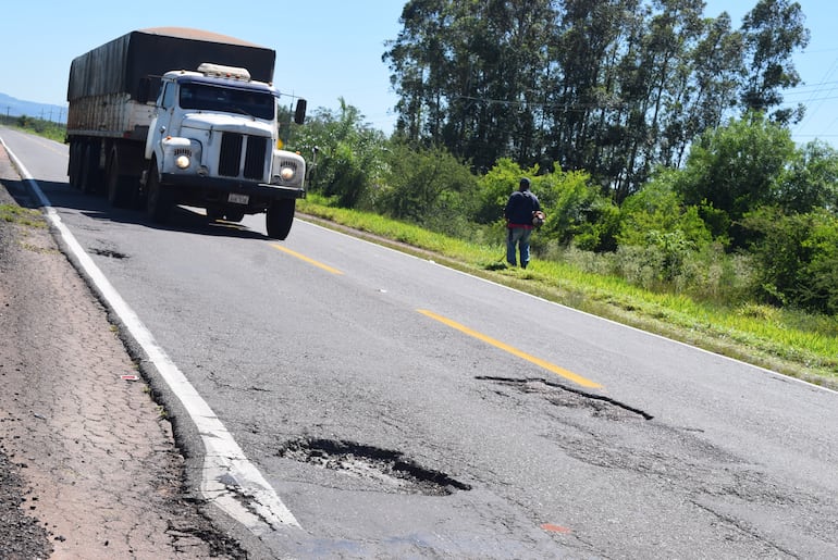 La ruta PY01 se encuentra en estado de abandono, pese a reiterados reclamos el MOPC sigue sin reparar los peligrosos baches.