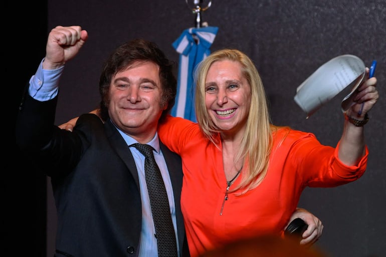 El presidente electo de Argentina, Javier Milei, celebra su victoria junto a su hermana Karina Milei, una figura clave de su campaña y lo que será su próximo gobierno.  (AFP)