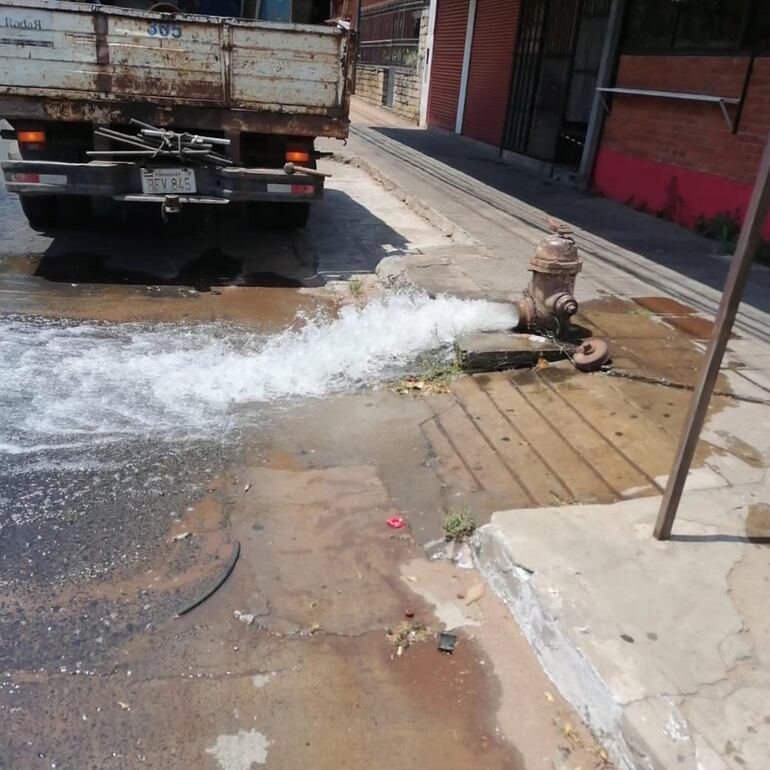 Abren hidrantes para hacer correr aguas turbias.