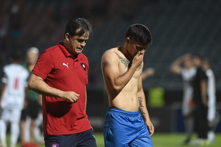 El entrenador Diego Gavilán y el jugador Rafael Carrascal (d), ambos de Cerro Porteño, después del triunfo por penales sobre 24 de Setiembre de Areguá por la Fase 3 de la Copa Paraguay en el estadio La Nueva Olla, en Asunción.