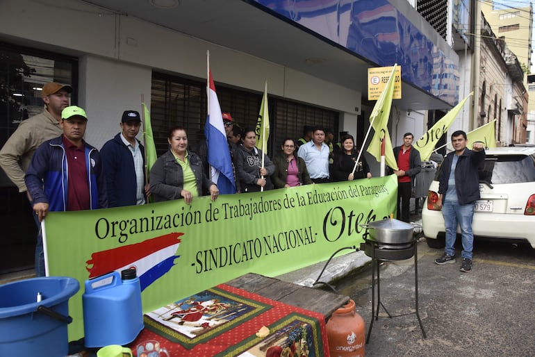 Manifestación de la OTEP-SN frente a las oficinas del MEC en Asunción.