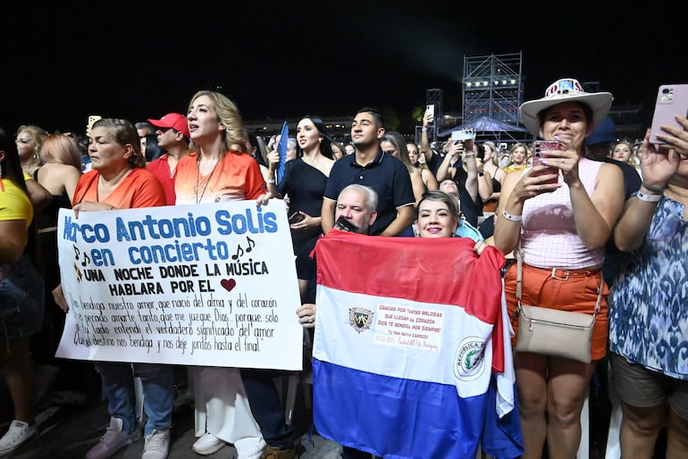 Desde tempranas horas, el público acudió al Jockey Club para recibir a "El Buki" con carteles, flores y banderas.