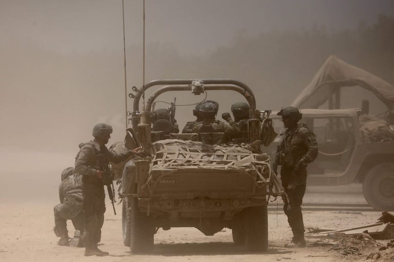 Soldados israelíes junto a un vehículo militar cerca de la frontera con la Franja de Gaza, el martes.