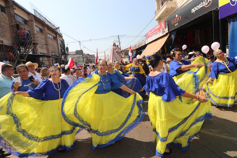 Coloridos trajes con los colores alusivos a la ciudad de Luque se vieron en el espectáculo urbano de danza.