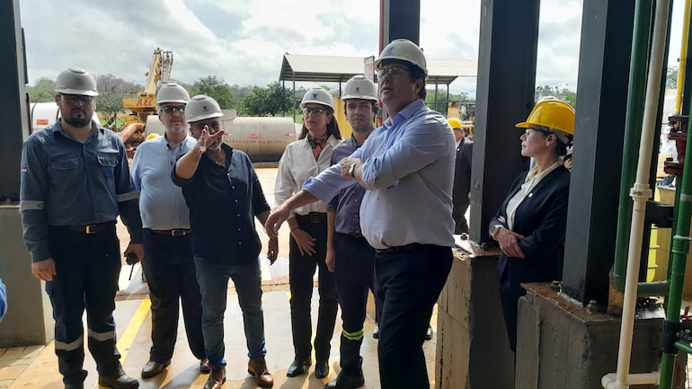 Momento en que las autoridades del Ministerio de Industria y Comercio y de la UIP recorren las instalaciones de Fluoder S.A de Villeta.
