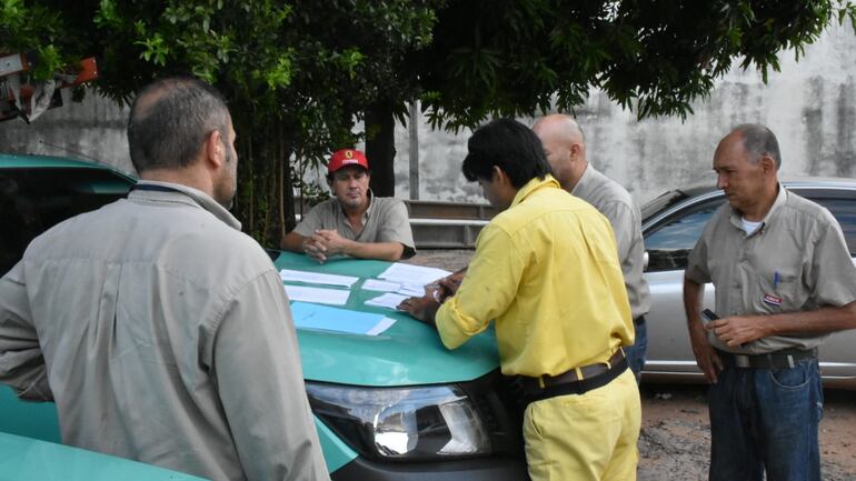 Cuadrillas de la Ande salen este jueves para realizar 1.200 cortes de energía a morosos de Asunción y Central.