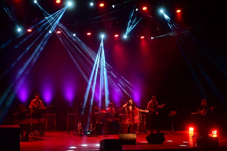 La puesta técnica, diseño de luces y sonido también jugaron un rol importante en este concierto producido por Andrés Romero y Gabriela Sabaté.