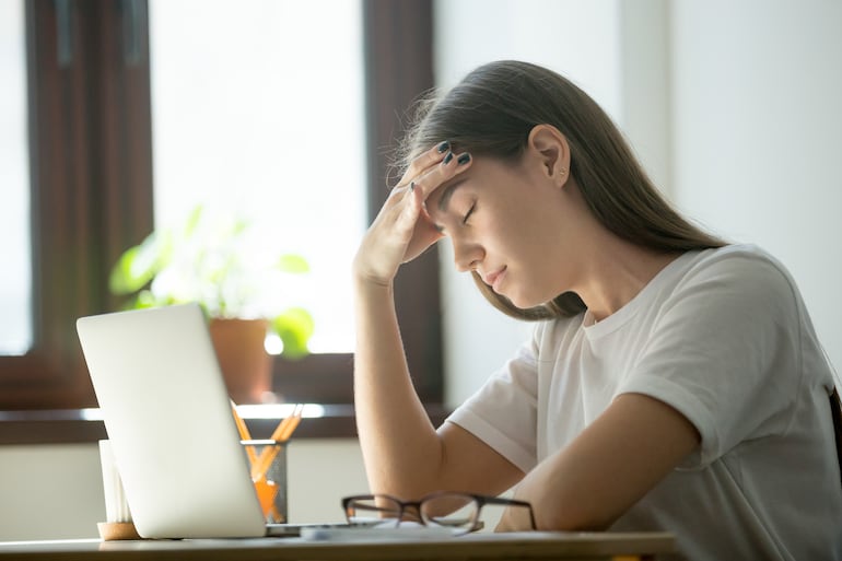 Mujer con dolor de cabeza.