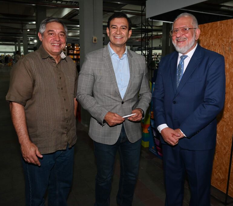 El ministro de Educación, Luis Ramírez; el presidente del Senado, Silvio Ovelar, y Cayetano Quattrocchi, presidente de la Capel.