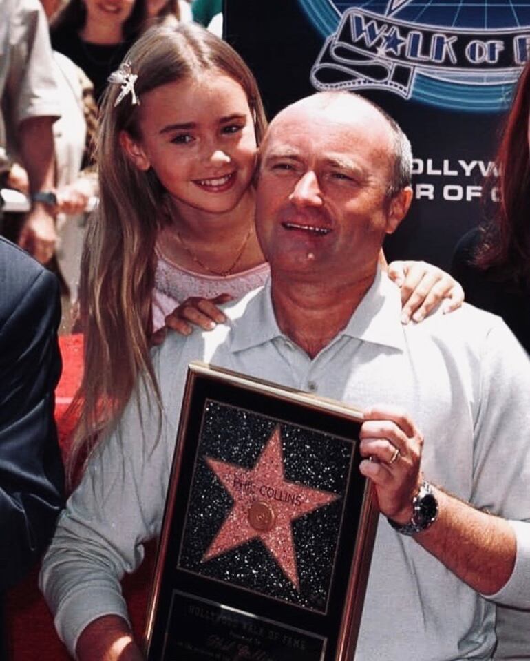 Una postal retro. Lily y Phil Collins hace varios años. (Instagram/Lily Collins)