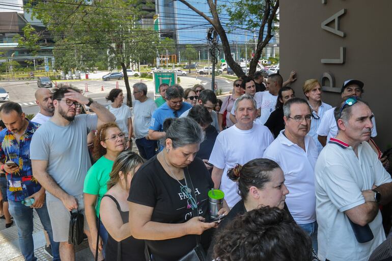 Electores argentinos hicieron fila en las afueras del Consulado de Argentina en Asunción, uno de los tres puntos habilitados para sufragar en los comicios en la primera vuelta.