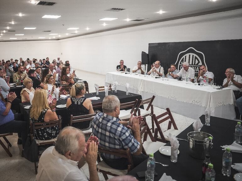 Los socios vitalicios homenajearon a Miguel Cardona, presidente de Olimpia, en el Salón Blanco del estadio Manuel Ferreira, en Asunción.