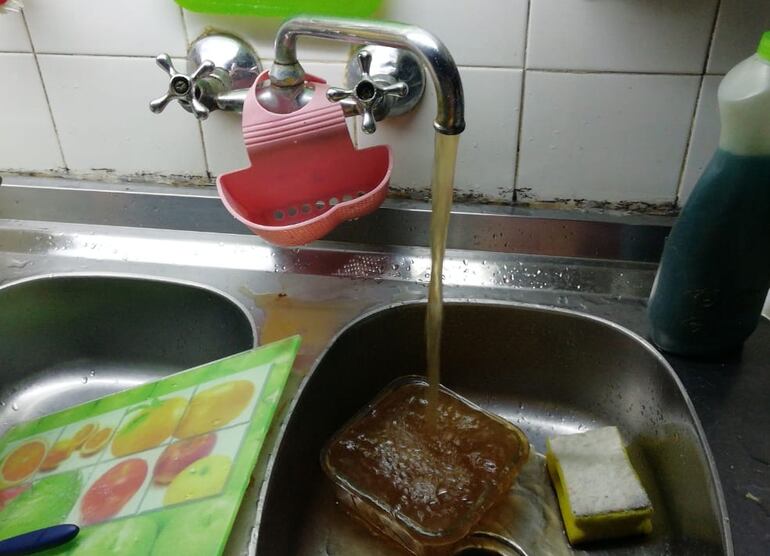 El agua turbia que recibieron ayer usuarios de Campo Grande.